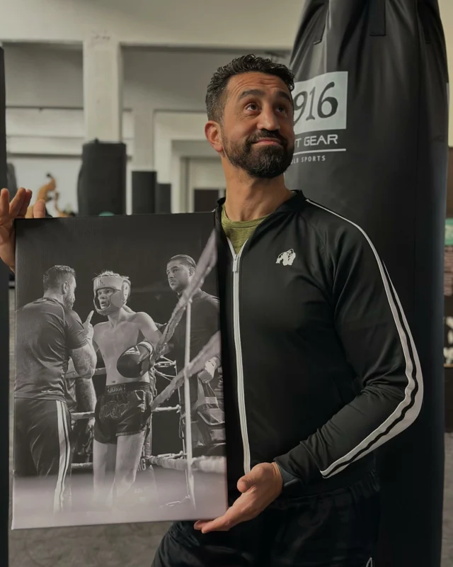 Deze geweldige foto kreeg ik cadeau van Niek @germersniek en papa Paul Germers 🤩🥊 Niek heeft, na een stevige voorbereiding, zijn wedstrijd overtuigend gewonnen. Deze foto gaat dan ook een ereplek krijgen in onze sportschool 🖼️.

En lieve leden, ik wil er niks mee zeggen hoor… maar dit soort dingen leveren wél bonuspunten op, haha!😄👀💪🏽

#FitFightDojo#GorillaWear #KickboxingCommunity #TrotsOpOnzeLeden #FighterSpirit #KickboxingLife #MartialArtsFamily #HardWorkPaysOff #SportschoolHengelo #WinnaarsMentaliteit #KickboxingNederland #FightForYourDreams #TeamSpirit #BoxingMotivation #MartialArtsJourney #GymLife #BonuspuntenZijnErgBelangrijk #FotoMetEenVerhaal #DoeIetsLiefsVoorDeCoach #ZonderCoachGeenFoto