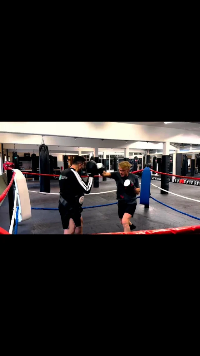 @jarihellegers is zich volop aan het voorbereiden voor Boxing Influencers, en hij pakt alles enorm snel op! Talent is mooi, maar talent moet ook keihard werken—en dat doet hij 💪🏽. 
Bij FitFight Dojo krijgt Jari de volledige aandacht van al onze trainers. We zetten alles op alles om hem optimaal klaar te stomen voor de overwinning! Op naar overtuigend vechten en die overwinning stompen! 😄🥊

#BoxingInfluencers #Videoland #FightReady #YoungTalent #HardWorkPaysOff #FullFocus #TeamJari #WinningMindset #FitFightDojo #FutureChampion #TrainingTime #WarriorMentorship #NoPainNoGain #ToVictory