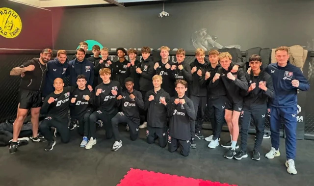 🎯 Bokszak HIIT met FC Twente / Heracles O17! 🥊⚽️

Vanochtend ontvingen we de spelers van FC Twente / Heracles O17 voor een intensieve bokszak HIIT-training bij FitFight Dojo! 💥 De heren hebben flink gestoten, getrapt én hun uithoudingsvermogen getest met uitdagende HIIT-oefeningen.

Een perfecte afwisseling in hun trainingsschema, en het enthousiasme spatte ervan af! 💪🏽🔥

Top gewerkt, jonge talenten! Heel veel succes dit seizoen, en we zien jullie graag snel weer terug in onze dojo! 👊

#FitFightDojo #TeamWork #HIITTraining #BokszakTraining #JongeTalenten #FCTwente #Heracles #StayStrong
