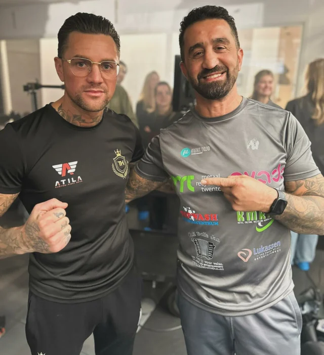 Een geweldige dag gehad bij de @boxinginfluencers! 🥊💥 Super inspirerend om zoveel bekende namen te zien en te spreken. Wat een sfeer en wat een passie voor de sport! 💪🏽 OSU! 🙌

#InfluencerBoxing #Boxing #Champ #Passie #NiekyHolzken #gorillawear