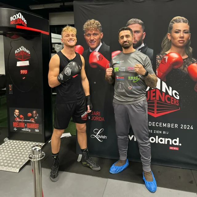 🔥 @jarihellegers x Boxing Influencers 🔥

Jari Hellegers en het team van FitFight Dojo werken keihard aan zijn voorbereiding voor Boxing Influencers! 🥊 Dit unieke evenement brengt bekende influencers en BN’ers samen in de boksring voor een spectaculaire show. Na weken intensieve training nemen zij het tegen elkaar op in échte bokswedstrijden, live uitgezonden op Videoland.

Gisteren waren we in Hoofddorp, waar Jari tussen een zaal vol BN’ers en andere bekende gezichten liet zien wat hij in huis heeft. 💥 Zijn explosieve stoten en focus op de pads maakten indruk – Jari is klaar om op 22 december in Hilversum de ring te betreden.

Wil je dit spektakel niet missen? Zorg dat je erbij bent en kijk live op Videoland!

#BoxingInfluencers #TeamJari #FitFightDojo #BNersInDeRing #LiveOnVideoland #FightMode