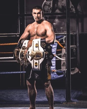 BREAKING NEWS, FFD-LEDEN! 🎉🥊

Op maandag 13 januari hebben wij een unieke kans om te trainen met een absolute legende: Peter ‘The Lumberjack’ Aerts komt een kickboks seminar geven bij FitFight Dojo!

Peter is niet zomaar een naam in de vechtsportwereld. Hij is 3-voudig K-1 Wereldkampioen, een van de meest iconische vechters aller tijden, en heeft tegen de grootste namen wereldwijd gevochten én gewonnen! 🔥🌍

Daarnaast is Peter mijn voormalige trainer, en ik kan met trots zeggen dat ik ontzettend veel van hem heb geleerd. Zijn kennis, ervaring en passie voor kickboksen zijn ongeëvenaard, en ik ben heel blij dat hij nu ook bij ons zijn expertise komt delen.

Op dit moment is hij in Japan bezig met het opzetten van de organisatie ‘Legend’, maar in januari keert hij terug naar Nederland en komt hij speciaal naar onze dojo.

Dit is een once-in-a-lifetime kans voor iedereen die serieus is over kickboksen. Zorg dat je erbij bent en leer van de allerbeste!

SAVE THE DATE: 13 januari
Meer info volgt binnenkort. OSU! 💪