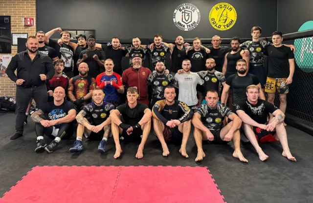 Vandaag heeft @banita.mma.hengelo een ijzersterk boksseminar gevolgd van niemand minder dan @lukaszparobiec 🥊💥
Technieken, kracht, en focus stonden centraal. Bedankt Lukasz voor deze inspirerende sessie! 💪🏽

#BoxingSeminar #FightReady #LearnFromTheBest #LukaszParobiec #BanitaMMAHengelo