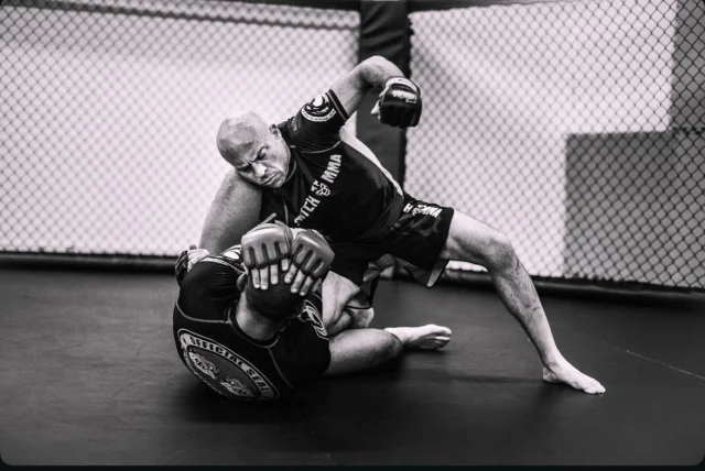 Goed nieuws voor MMA-liefhebbers in Twente!
Vanaf deze vrijdag starten we bij FitFight Dojo met wekelijkse beginnerslessen MMA. 💥

Waarom meedoen?

MMA is dé toekomst van vechtsporten: een dynamische mix van technieken die wereldwijd groeit. Bij FitFight Dojo krijg je de kans om in een veilige, professionele omgeving de basis te leren:
✔️ Technieken stap voor stap: stand-up, grappling en grondvechten.
✔️ Goede begeleiding van ervaren trainers.
✔️ Een unieke MMA-ruimte met echte hekken voor realistische training.
✔️ Respectvolle en ontspannen sfeer.

Doe mee!

Kom vrijdag om 18:00 naar onze dojo en ontdek of MMA iets voor jou is. Samen bouwen we aan de toekomst van MMA in Twente! 💪

🔗 Meer info en aanmelden: www.fit-kickboxing.nl

#BeginnersMMA #MMAFuture #FitFightDojo #TwenteSport #TrainSmart